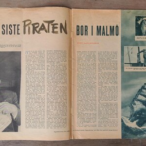Puede incluir: Una p&aacute;gina de revista vintage con el titular DEN SISTE PIRATEN BOR I MALM&Ouml;. El dise&ntilde;o incluye fotograf&iacute;as en blanco y negro de un hombre, un barco en el mar y columnas de texto impresas en papel envejecido con un borde marr&oacute;n claro.