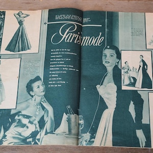 Puede incluir: Una p&aacute;gina doble de revista vintage titulada Paris mode que presenta fotograf&iacute;as en blanco y negro de varios vestidos de noche y atuendos formales. El dise&ntilde;o incluye m&uacute;ltiples im&aacute;genes de modelos con vestidos de faldas amplias, corpi&ntilde;os sin tirantes y siluetas elegantes, acompa&ntilde;adas de columnas de texto impreso.