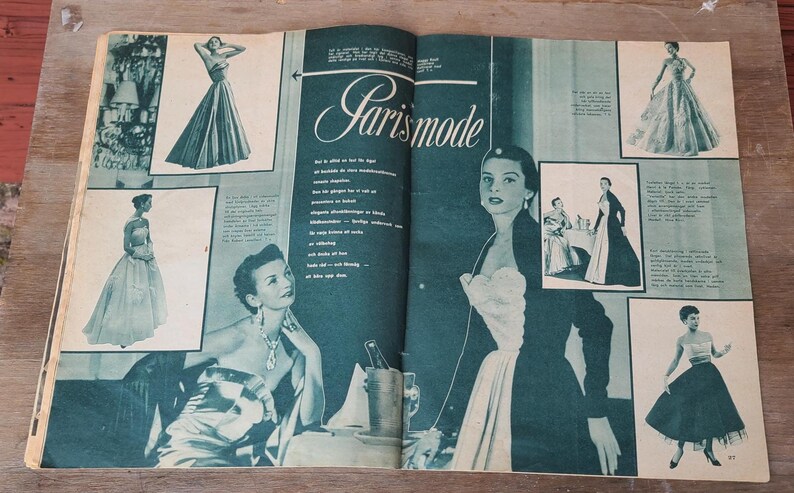Puede incluir: Una p&aacute;gina doble de revista vintage titulada Paris mode que presenta fotograf&iacute;as en blanco y negro de varios vestidos de noche y atuendos formales. El dise&ntilde;o incluye m&uacute;ltiples im&aacute;genes de modelos con vestidos de faldas amplias, corpi&ntilde;os sin tirantes y siluetas elegantes, acompa&ntilde;adas de columnas de texto impreso.