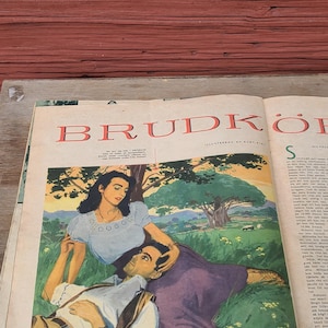 Puede incluir: Una p&aacute;gina de revista vintage titulada BRUDK&Ouml;P que presenta una ilustraci&oacute;n colorida de una persona de cabello oscuro con blusa azul claro descansando la cabeza sobre el regazo de una persona con camisa blanca y pantal&oacute;n beige en un paisaje verde.