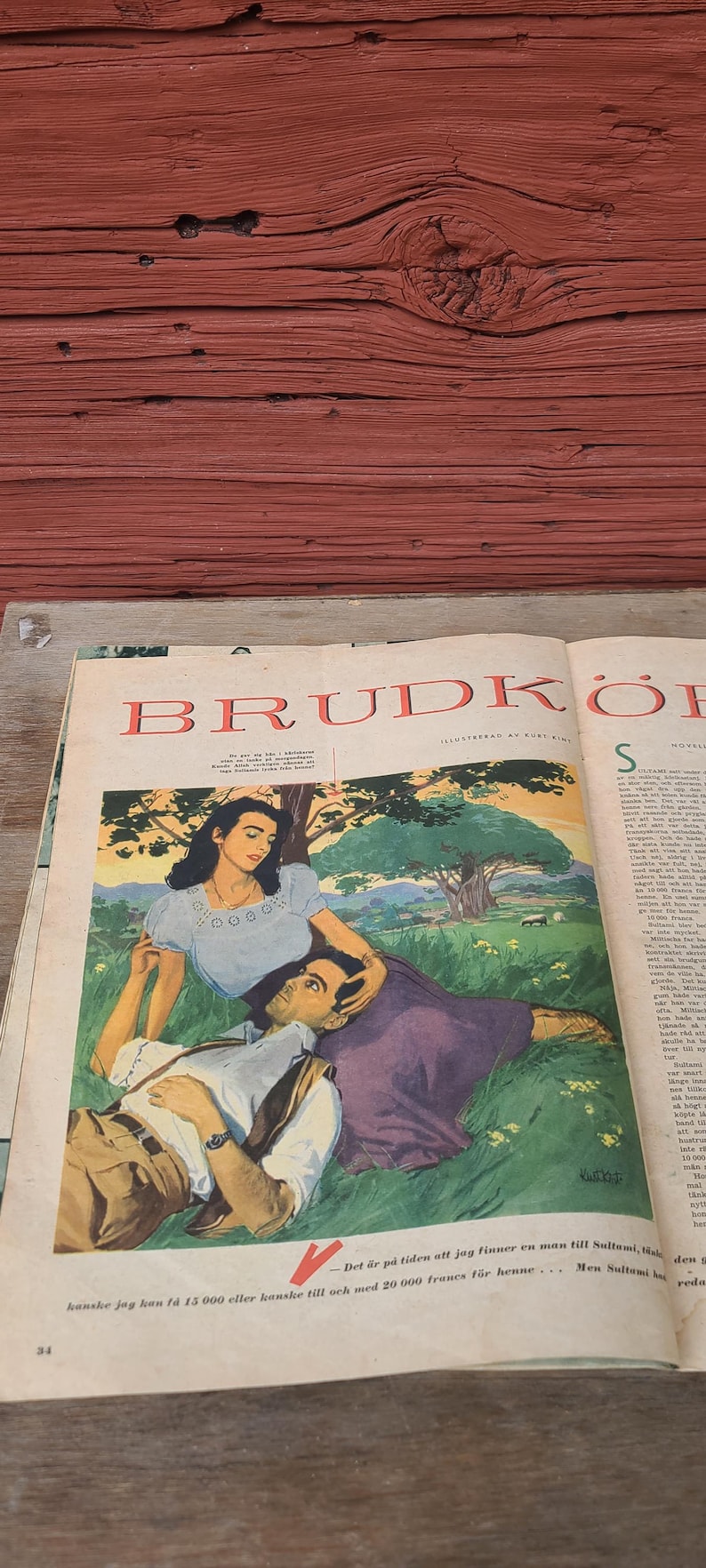Puede incluir: Una p&aacute;gina de revista vintage titulada BRUDK&Ouml;P que presenta una ilustraci&oacute;n colorida de una persona de cabello oscuro con blusa azul claro descansando la cabeza sobre el regazo de una persona con camisa blanca y pantal&oacute;n beige en un paisaje verde.