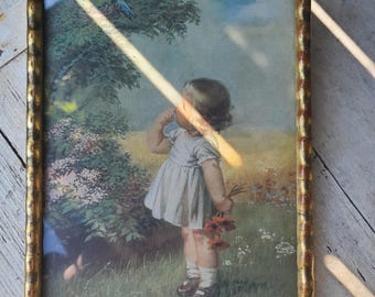 Antieke, in goudkleurige lijst ingelijste prent uit 1920 | Shabby chic portret van een meisje dat vogels kijkt bij een kandelaar, vintage boerderijdecoratie, cottagecore, golvende houten lijst