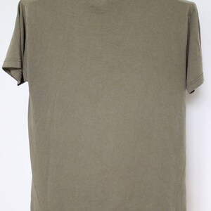 Op de afbeelding: Een effen, olijfgroen T-shirt met korte mouwen.