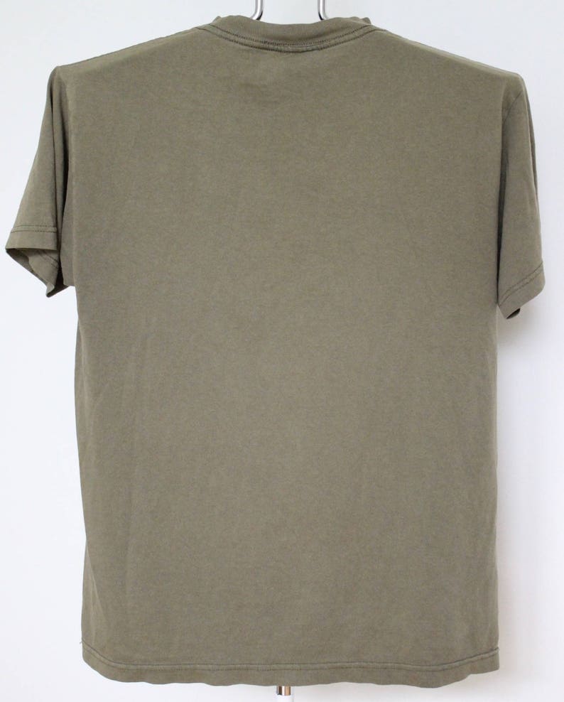 Op de afbeelding: Een effen, olijfgroen T-shirt met korte mouwen.