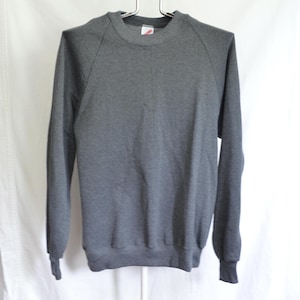 Op de afbeelding: Een grijs longsleeve sweatshirt met een ronde hals.
