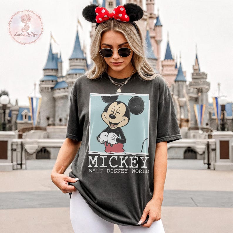 Camiseta de personaje de Walt Disney World, camiseta estilo Disney vintage, camiseta de viaje familiar a Disney, conjunto de vacaciones Disney a juego, camiseta Magic Kingdom Pepper/Charcoal