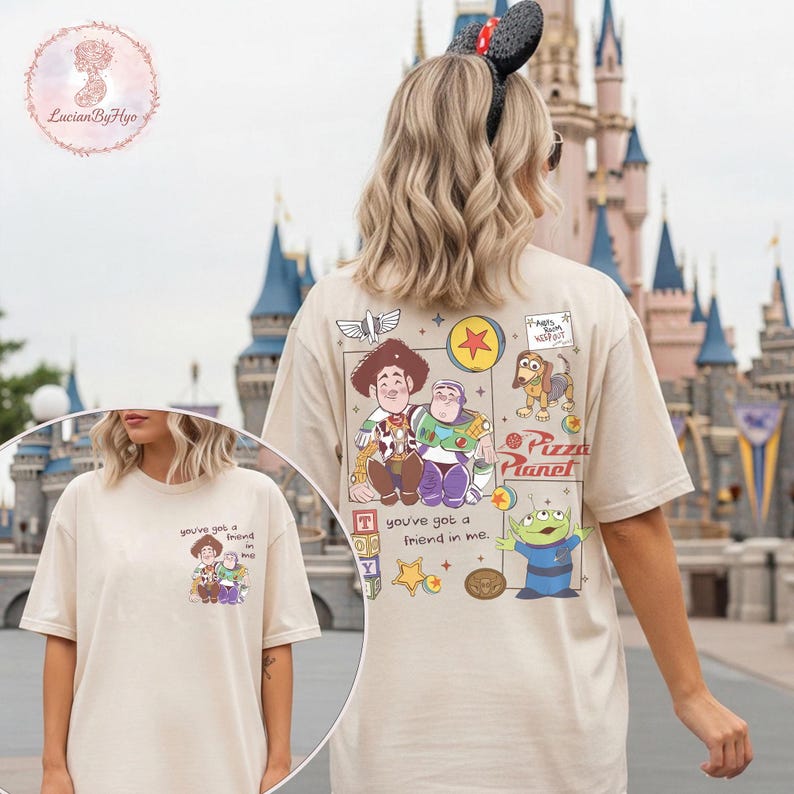 Puede incluir: Camiseta beige con un gr&aacute;fico colorido de los personajes de Toy Story, incluyendo a Woody, Buzz Lightyear y los peque&ntilde;os hombres verdes. Tambi&eacute;n se muestra el texto "You've got a friend in me". La camiseta tiene mangas cortas.