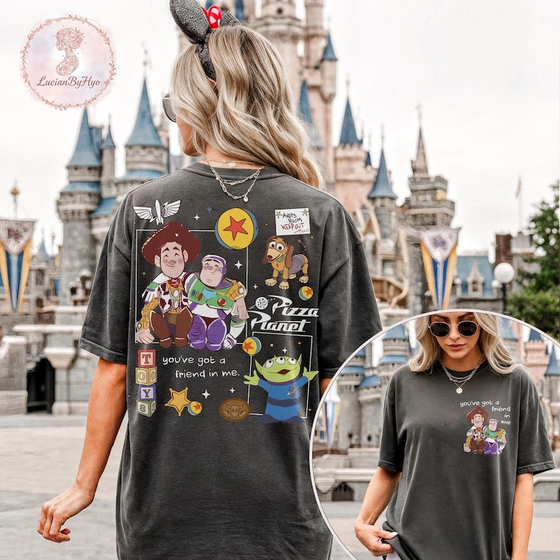 Puede incluir: Camiseta gris oscuro con un gr&aacute;fico de personajes de la pel&iacute;cula Toy Story, incluyendo a Woody, Buzz Lightyear y los peque&ntilde;os hombrecitos verdes. La camiseta tambi&eacute;n tiene el texto "Pizza Planet" y "you've got a friend in me."