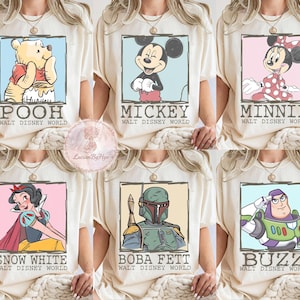 Puede incluir: Camisetas color crema con personajes de dibujos animados: Pooh, Mickey, Minnie, Blancanieves, Boba Fett y Buzz Lightyear. Cada personaje est&aacute; enmarcado con su nombre y el texto "Walt Disney World".