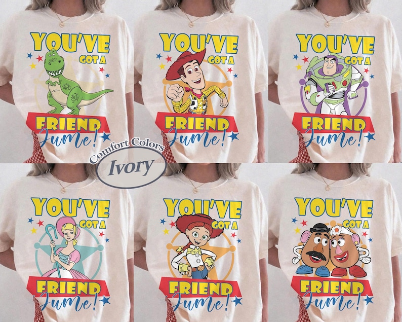 Op de afbeelding: Ivoor kleurige T-shirts met verschillende Toy Story-personages, waaronder Rex, Woody, Buzz Lightyear, Bo Peep, Jessie en Mr. en Mrs. Potato Head. Elk shirt heeft de tekst "YOU'VE GOT A FRIEND IN ME!" in geel en rood.