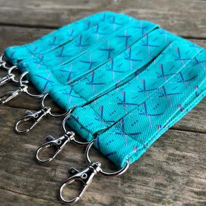 Correa para llavero con forma de muñeca PDX, alfombra de tela verde azulado, icónico aeropuerto de Portland Pacific Northwest, cierre de garra de metal para viajes, accesorio de recuerdo, regalo