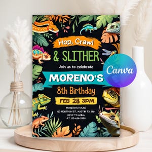 Può includere: Un invito colorato con il testo "Hop, Crawl & Slither" per l'8° compleanno di Moreno. Il design presenta illustrazioni di rettili e fogliame tropicale su sfondo nero. Il logo Canva è visibile.
