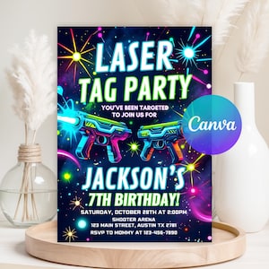Może przedstawiać: Żywe zaproszenie na imprezę laser tag. Projekt zawiera neonowe pistolety laserowe, gwiazdy oraz tekst "LASER TAG PARTY" i "JACKSON'S 7TH BIRTHDAY!" na ciemnym tle. Zawiera szczegóły wydarzenia i logo Canva.