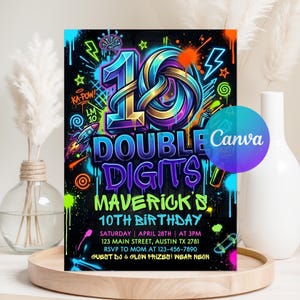Könnte beinhalten: Eine lebendige Einladung zum 10. Geburtstag. Das Design zeigt Graffiti-Kunst mit den Worten "10 Double Digits" in fetter, farbenfroher Schrift. Zusätzlicher Text enthält Party-Details und die Bitte, Neon zu tragen.