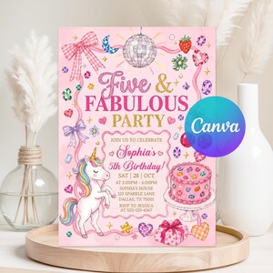 以下が含まれることがあります： ユニコーン、ミラーボール、ケーキ、ギフトボックスが描かれたピンクの誕生日招待状。テキストには「Five & Fabulous Party, Join us to celebrate Sophia's 5th Birthday, Sat 28 Oct, Sophia's House, 123 Sparkle Lane, Dallas, TX 555-123-4567」と記載されています。