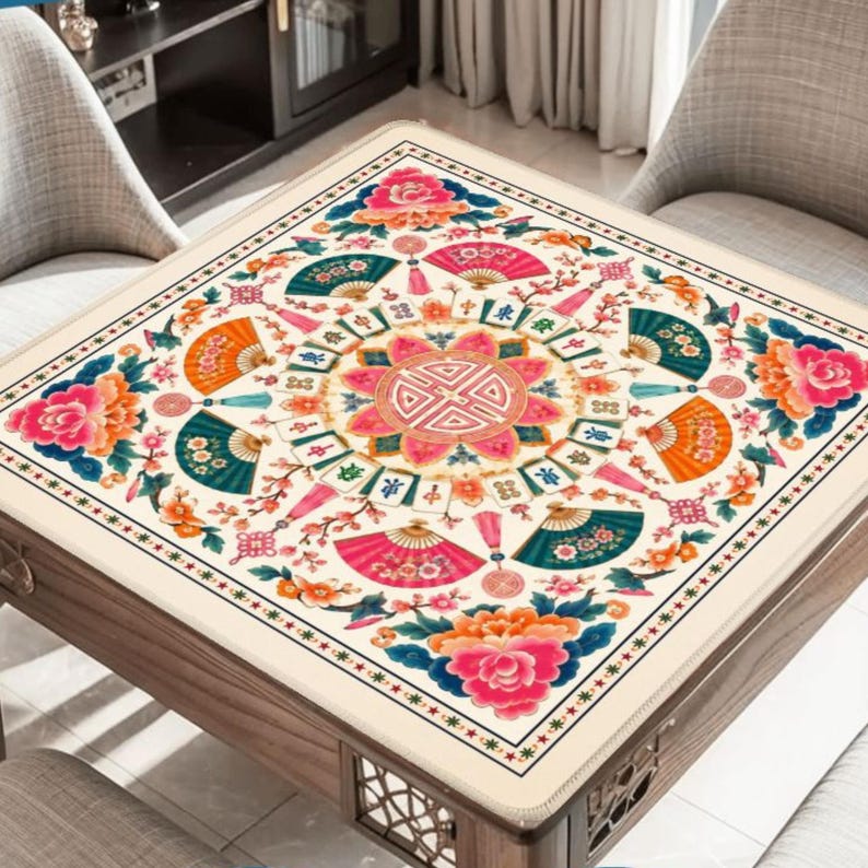 Pode incluir: Uma mesa quadrada de madeira com um tampo creme com um design floral e de leques colorido. O design inclui elementos rosa, laranja, verde e azul. A mesa tem uma estrutura de madeira escura e pain&eacute;is laterais decorativos.