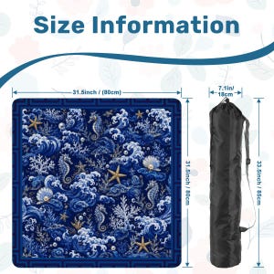 Puede incluir: Una alfombrilla cuadrada con un patr&oacute;n oce&aacute;nico azul oscuro que presenta caballitos de mar, estrellas de mar, coral y perlas, que mide 80 cm por 80 cm. Junto a ella hay una bolsa de transporte cil&iacute;ndrica negra con correa, de 18 cm por 85 cm.