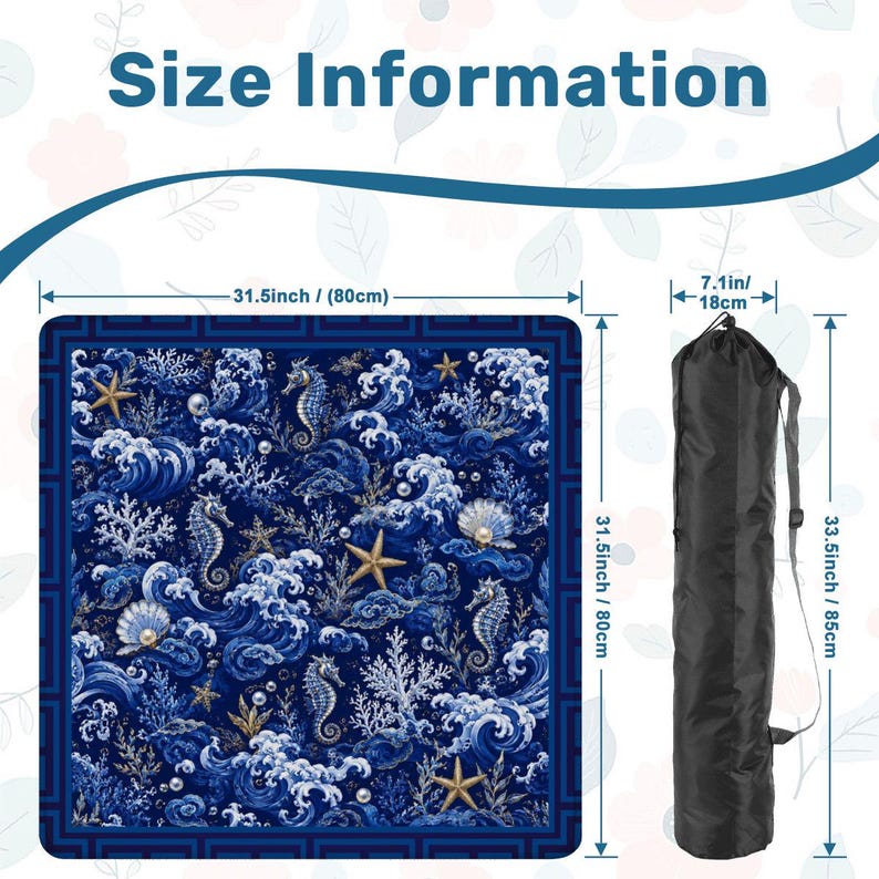 Puede incluir: Una alfombrilla cuadrada con un patr&oacute;n oce&aacute;nico azul oscuro que presenta caballitos de mar, estrellas de mar, coral y perlas, que mide 80 cm por 80 cm. Junto a ella hay una bolsa de transporte cil&iacute;ndrica negra con correa, de 18 cm por 85 cm.
