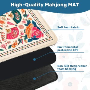 Pode incluir: Um tapete de Mahjong de alta qualidade com um design floral com detalhes em rosa, laranja e azul-petr&oacute;leo. O tapete tem um tecido t&eacute;cnico macio, prote&ccedil;&atilde;o ambiental XPE e um suporte de espuma de borracha espessa antiderrapante. O texto "High-Quality Mahjong MAT" est&aacute; no topo.