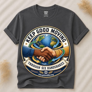 Puede incluir: Una camiseta gris carbón de manga corta con un gráfico circular de un globo terráqueo y dos manos estrechándose en el centro. El texto dice KEEP GOOD MOVING THROUGH SIX HANDSHAKES y #KeepGoodMoving. El diseño incluye detalles en azul, verde y amarillo.