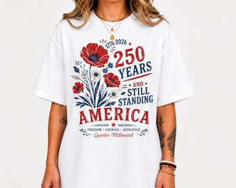 アメリカ建国250周年記念シャツ、クォーターミレニアムTシャツ、愛国的な花柄シャツ、USA 1776-2026シャツ、アメリカンTシャツ
