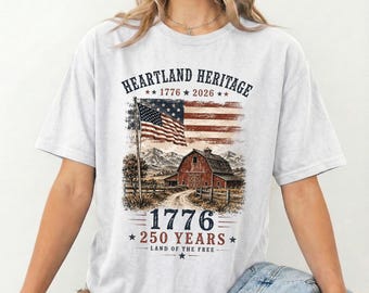ハートランド・ヘリテージ・シャツ、アメリカ建国250周年記念Tシャツ、愛国的な納屋風シャツ、アメリカ国旗Tシャツ、1776年～2026年記念シャツ