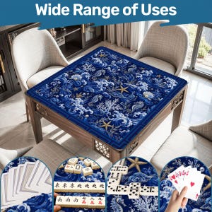 Puede incluir: Un tapete de juego cuadrado con un patr&oacute;n de oc&eacute;ano azul profundo con olas blancas, caballitos de mar, estrellas de mar y coral. El tapete est&aacute; sobre una mesa de madera con el texto Wide Range of Uses e incluye cartas de juego.