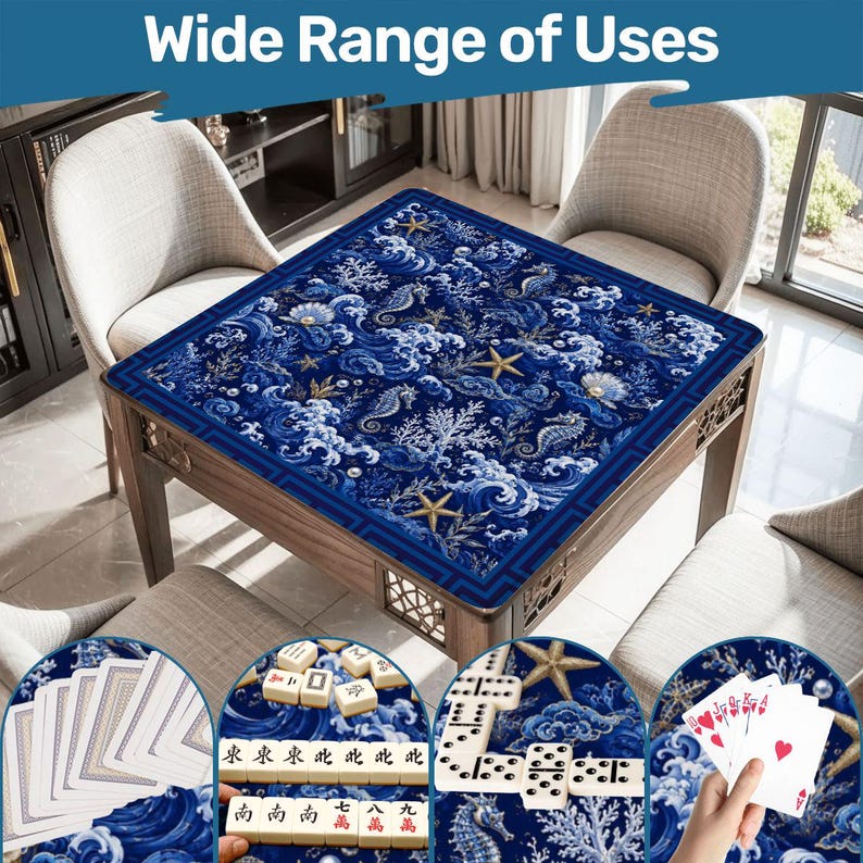 Puede incluir: Un tapete de juego cuadrado con un patr&oacute;n de oc&eacute;ano azul profundo con olas blancas, caballitos de mar, estrellas de mar y coral. El tapete est&aacute; sobre una mesa de madera con el texto Wide Range of Uses e incluye cartas de juego.