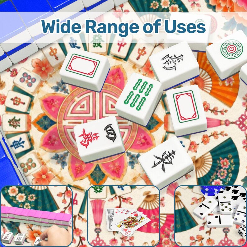 Pode incluir: Uma imagem em close-up de um conjunto de Mahjong com pe&ccedil;as brancas com v&aacute;rios s&iacute;mbolos e caracteres. As pe&ccedil;as est&atilde;o espalhadas sobre um tapete com padr&atilde;o floral. A imagem tamb&eacute;m mostra cartas de baralho, domin&oacute;s e outras pe&ccedil;as de jogo, com o texto "Wide Range of Uses".