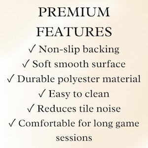 Pode incluir: Texto num fundo creme que diz "PREMIUM FEATURES" seguido de uma lista: Suporte antiderrapante, Superf&iacute;cie macia e lisa, Material de poli&eacute;ster dur&aacute;vel, F&aacute;cil de limpar, Reduz o ru&iacute;do das telhas e Confort&aacute;vel para longas sess&otilde;es de jogo.