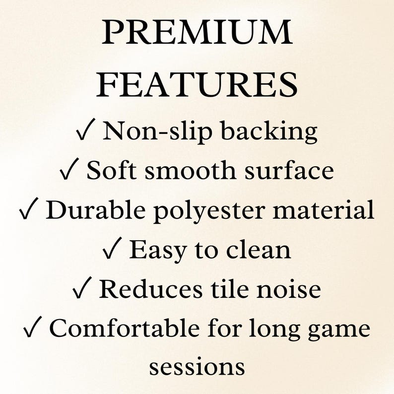 Pode incluir: Texto num fundo creme que diz "PREMIUM FEATURES" seguido de uma lista: Suporte antiderrapante, Superf&iacute;cie macia e lisa, Material de poli&eacute;ster dur&aacute;vel, F&aacute;cil de limpar, Reduz o ru&iacute;do das telhas e Confort&aacute;vel para longas sess&otilde;es de jogo.