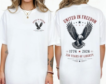 愛国的なイーグルシャツ、自由の中で団結したTシャツ、自由250周年記念シャツ、7月4日バックプリントシャツ、USAイーグルTシャツ、コンフォートカラーズ