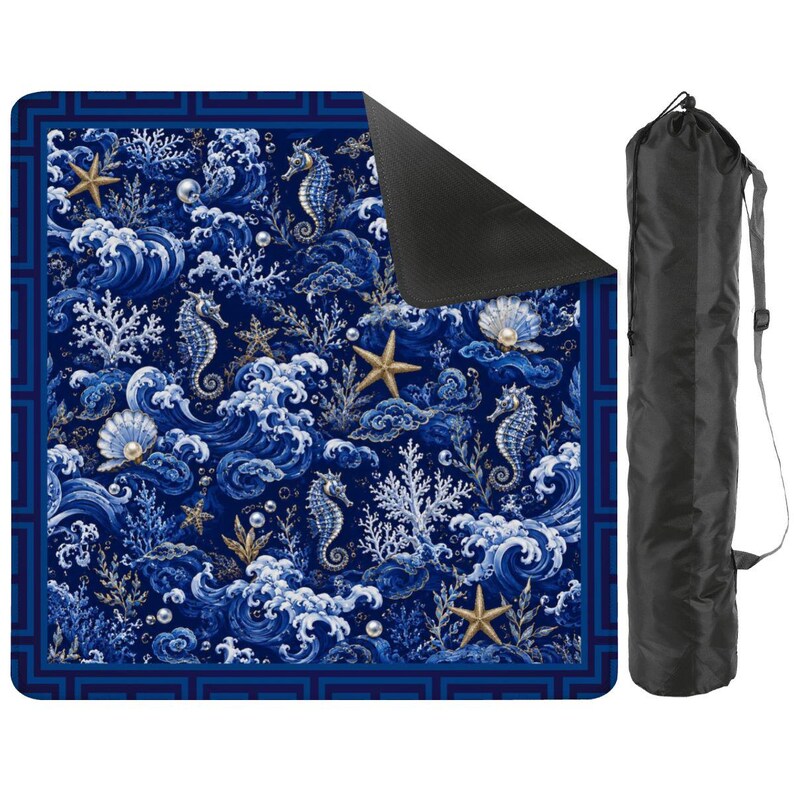 Puede incluir: Una alfombra cuadrada con un patr&oacute;n oce&aacute;nico azul oscuro de caballitos de mar, estrellas de mar, coral blanco y conchas con perlas. La alfombra tiene un borde geom&eacute;trico azul oscuro y una base negra. Incluye una bolsa de transporte negra.