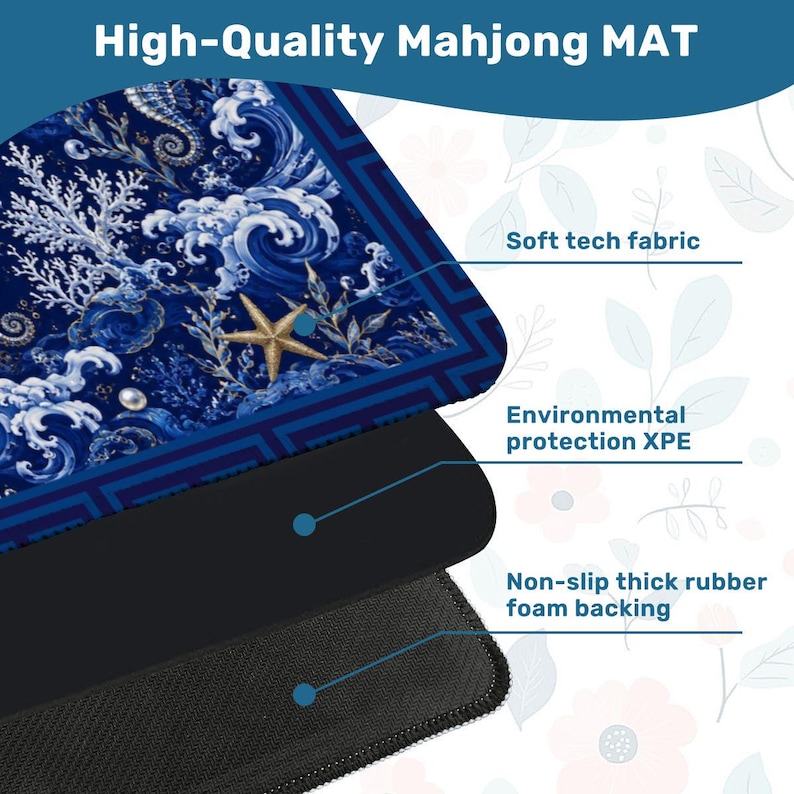 Puede incluir: Una alfombrilla de mahjong rectangular con un patr&oacute;n de oc&eacute;ano azul oscuro, coral blanco, olas, una estrella de mar dorada y un borde geom&eacute;trico. La alfombrilla consta de tres capas: una parte superior de tela t&eacute;cnica suave, una capa intermedia de XPE ecol&oacute;gica y una base de espuma de goma gruesa antideslizante.