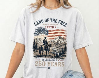自由の国シャツ、カウボーイ愛国Tシャツ、アメリカ建国250周年記念シャツ、アメリカ西部国旗シャツ、1776年～2026年記念Tシャツ