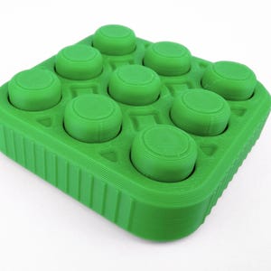 Peut inclure: Un jouet anti-stress carré de couleur vert vif doté d'une grille de neuf boutons circulaires en relief. La base présente une texture latérale nervurée et l'objet est fabriqué dans un matériau solide au fini mat avec des lignes d'impression 3D.