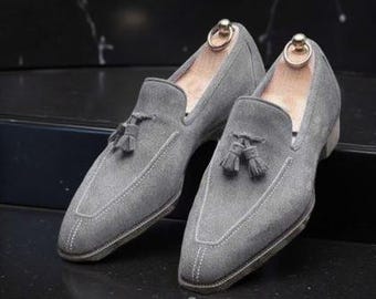 Handgemaakte lichtgrijze herenschoenen, geklede mocassinschoen heren, suède leren schoen
