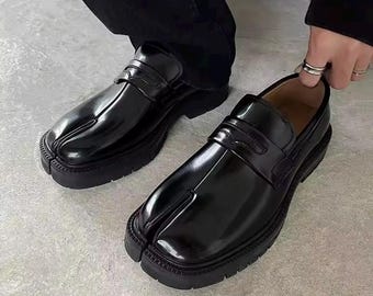 Schwarze Lack Tabi Loafer | Slip-On mit geteilter Schuhsohle und dicker Sohle
