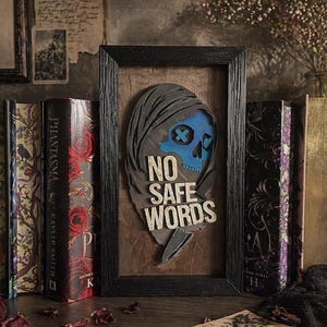 Bokhörna inspirerad av Lights Out - GLOWS in the DARK – “No Safe Words” Mörk romantik – Gotisk bokhylla – Kryddig BookTok Fantasy-dekor – Maskscen bild 1