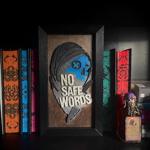 Bokhörna inspirerad av Lights Out - GLOWS in the DARK – “No Safe Words” Mörk romantik – Gotisk bokhylla – Kryddig BookTok Fantasy-dekor – Maskscen bild 2