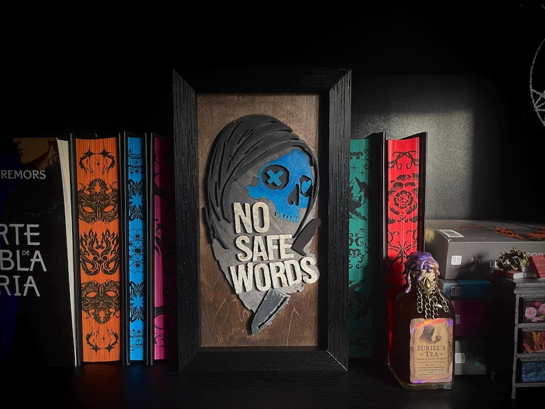 Bokhörna inspirerad av Lights Out - GLOWS in the DARK – “No Safe Words” Mörk romantik – Gotisk bokhylla – Kryddig BookTok Fantasy-dekor – Maskscen bild 2