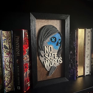 Bokhörna inspirerad av Lights Out - GLOWS in the DARK – “No Safe Words” Mörk romantik – Gotisk bokhylla – Kryddig BookTok Fantasy-dekor – Maskscen bild 5