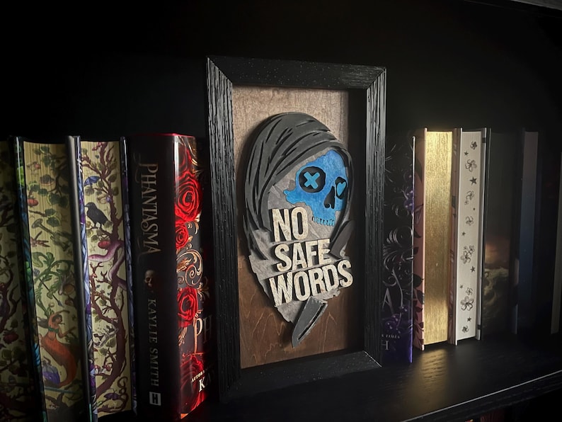 Bokhörna inspirerad av Lights Out - GLOWS in the DARK – “No Safe Words” Mörk romantik – Gotisk bokhylla – Kryddig BookTok Fantasy-dekor – Maskscen bild 5