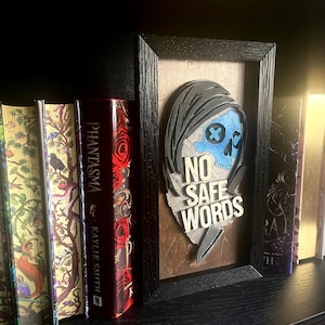 Bokhörna inspirerad av Lights Out - GLOWS in the DARK – “No Safe Words” Mörk romantik – Gotisk bokhylla – Kryddig BookTok Fantasy-dekor – Maskscen bild 3