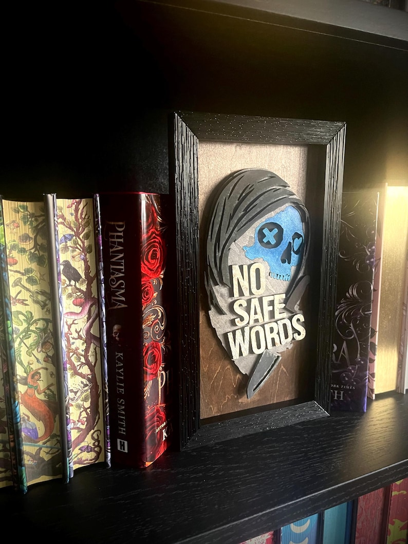 Bokhörna inspirerad av Lights Out - GLOWS in the DARK – “No Safe Words” Mörk romantik – Gotisk bokhylla – Kryddig BookTok Fantasy-dekor – Maskscen bild 3