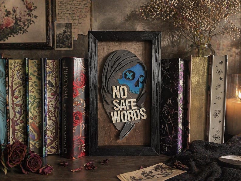 Bokhörna inspirerad av Lights Out - GLOWS in the DARK – “No Safe Words” Mörk romantik – Gotisk bokhylla – Kryddig BookTok Fantasy-dekor – Maskscen bild 1