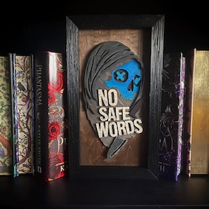 Bokhörna inspirerad av Lights Out - GLOWS in the DARK – “No Safe Words” Mörk romantik – Gotisk bokhylla – Kryddig BookTok Fantasy-dekor – Maskscen bild 4