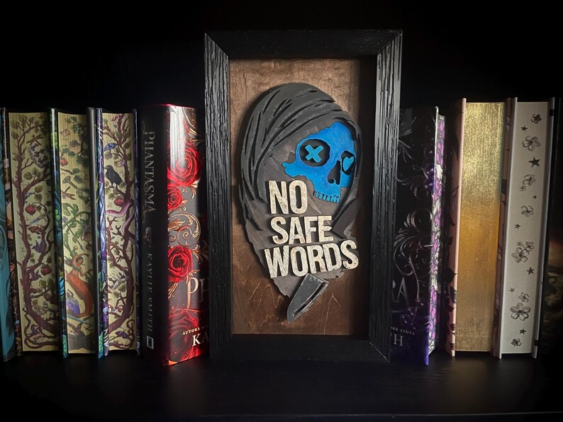 Bokhörna inspirerad av Lights Out - GLOWS in the DARK – “No Safe Words” Mörk romantik – Gotisk bokhylla – Kryddig BookTok Fantasy-dekor – Maskscen bild 4