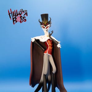 Puede incluir: Figura de un personaje de la serie animada Helluva Boss. La figura lleva un atuendo rojo y blanco con una capa marrón oscuro. La figura tiene un sombrero de copa negro y está de pie sobre una base negra. Las palabras "Helluva Boss" están en la esquina superior izquierda.
