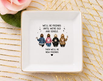 Può includere: Un piattino quadrato in ceramica bianca con una grafica di quattro amici affiancati. Il testo recita: WE'LL BE FRIENDS UNTIL WE'RE OLD AND SENILE. THEN WE'LL BE NEW FRIENDS. Il piattino presenta un bordo color oro e una finitura liscia.